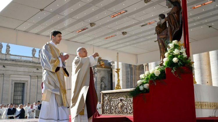 Momento del Papa ante la imagen de la Virgen Santa 