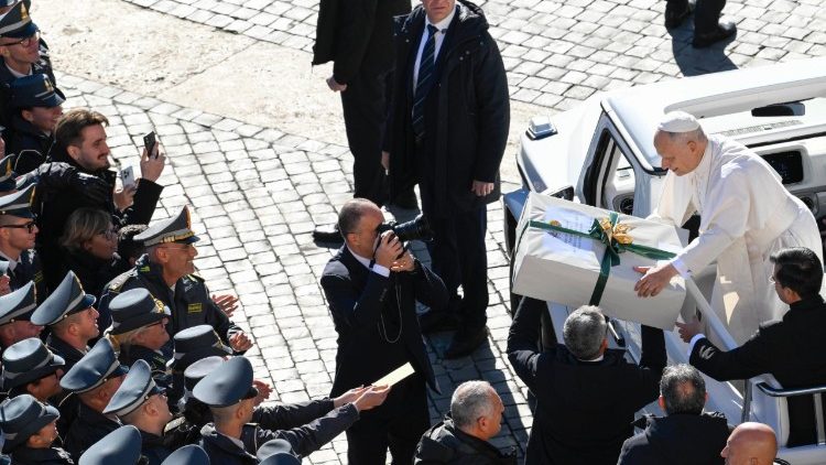 Leone XIV mentre riceve un regalo