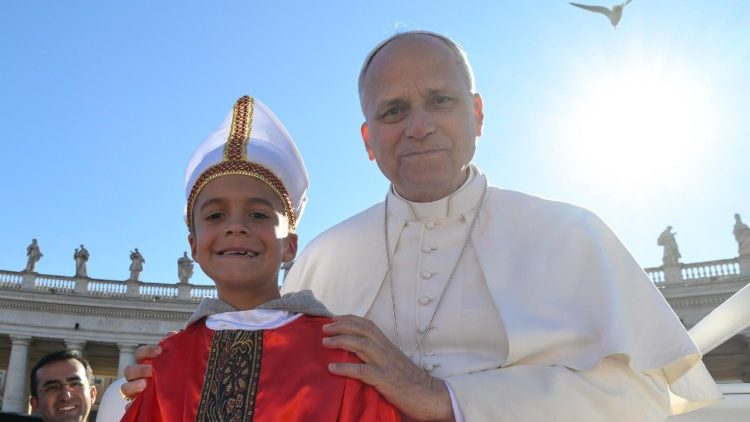 Papa na mtoto aliyevalia nguo  za kipapa