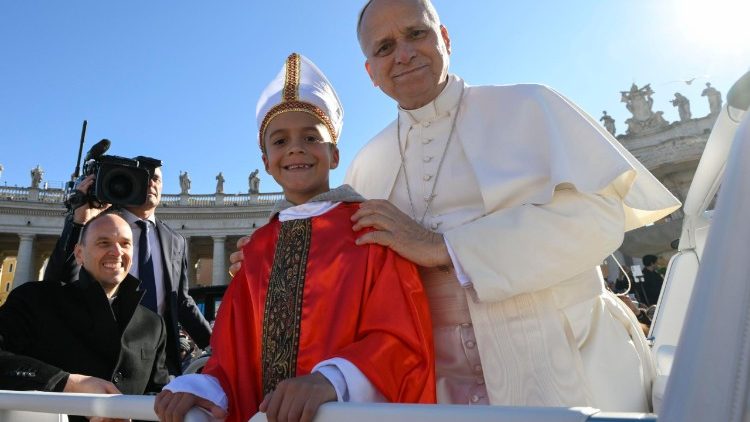 Momentos de ternura del Papa en la Plaza de San Pedro