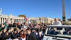 Leon XIV salutând romanii și pelerinii din Piața San Pietro duminică, 23 noiembrie 2025