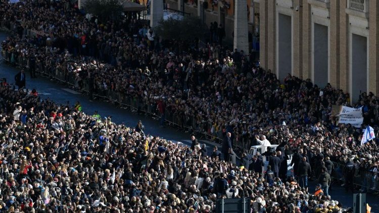 Pilger und Besucher des Jubil&auml;ums der Ch&ouml;re am 23. November 2025 auf dem Petersplatz