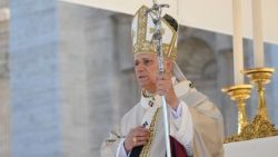 Paavi käsitteli Kristus-kuninkaan juhlapäivän saarnassaan kirkkokuorojen palvelutehtävää.