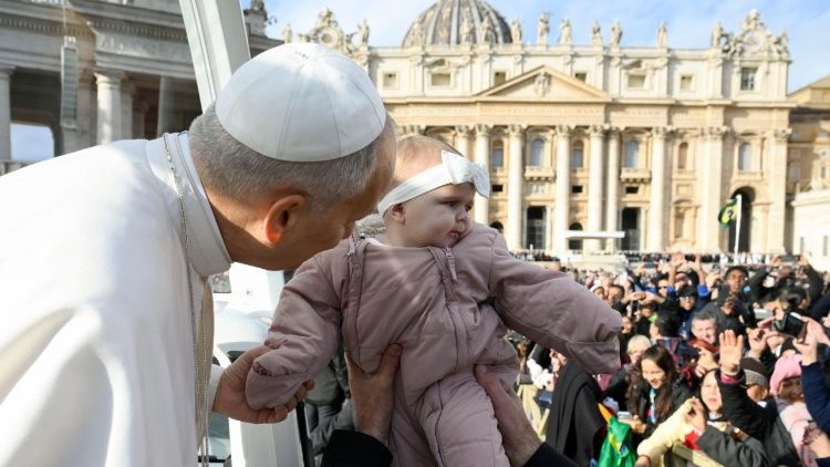Il Papa mentre benedice una bambina
