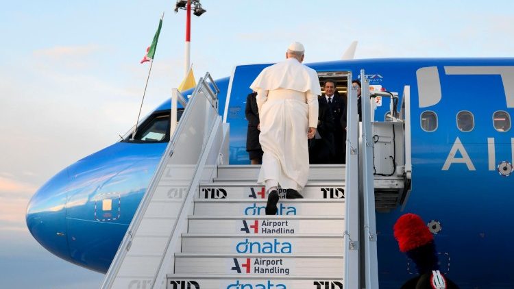 Papa akiingia kwenye Ndege