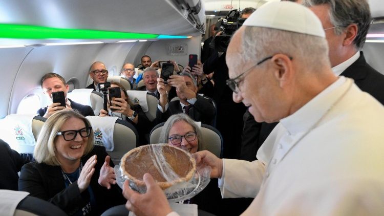American journalist presents Pope Leo a pumpkin pie in honor of Thanksgiving day aboard the flight