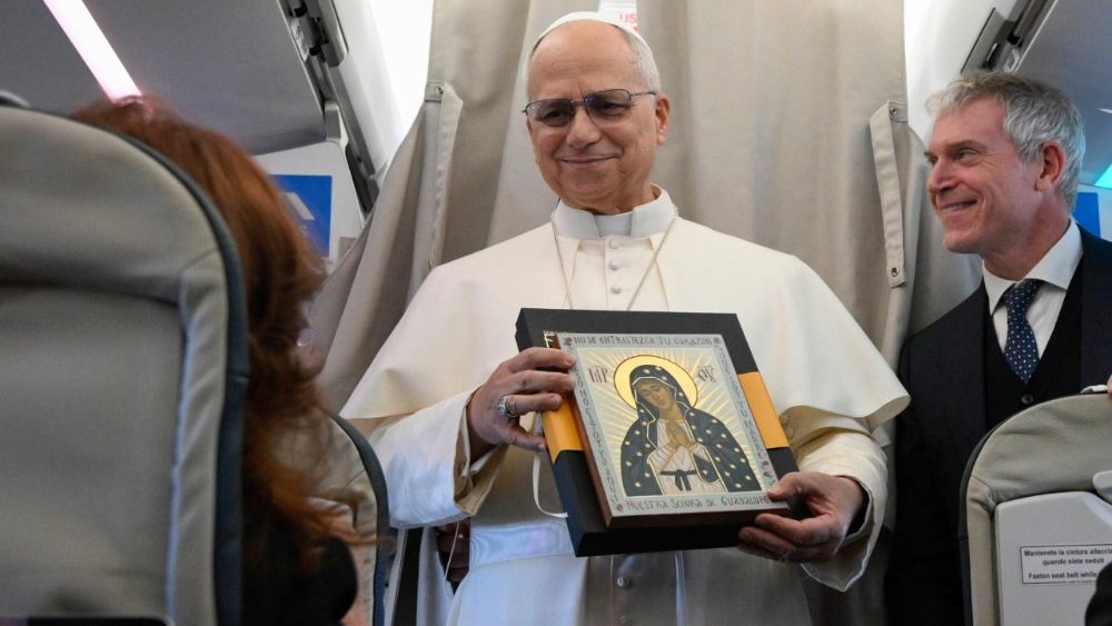 Leon al XIV-lea în dialog cu jurnaliștii în timpul călătoriei de la Roma la Ankara