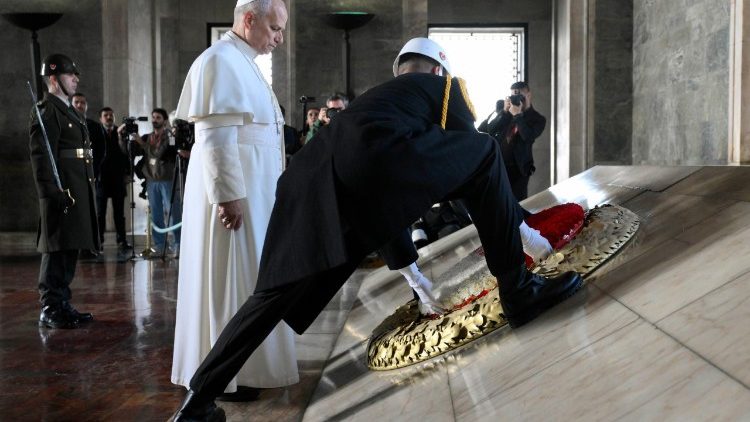 Papież złożył wieniec w Mauzoleum Atatürka