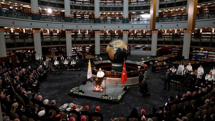 2025.11.27  Pāvests uzrunā Turcijas valsts autoritātes, sabiedrības pārstāvjus un diplomātiskā korpusa locekļus