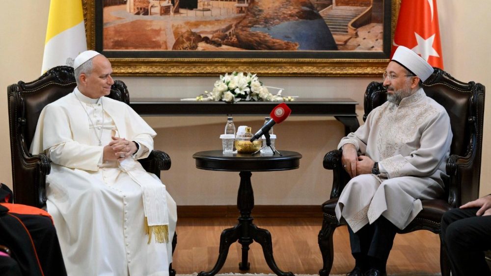 El Papa León XIV con el Presidente para los Asuntos Religiosos en Ankara, Turquía.