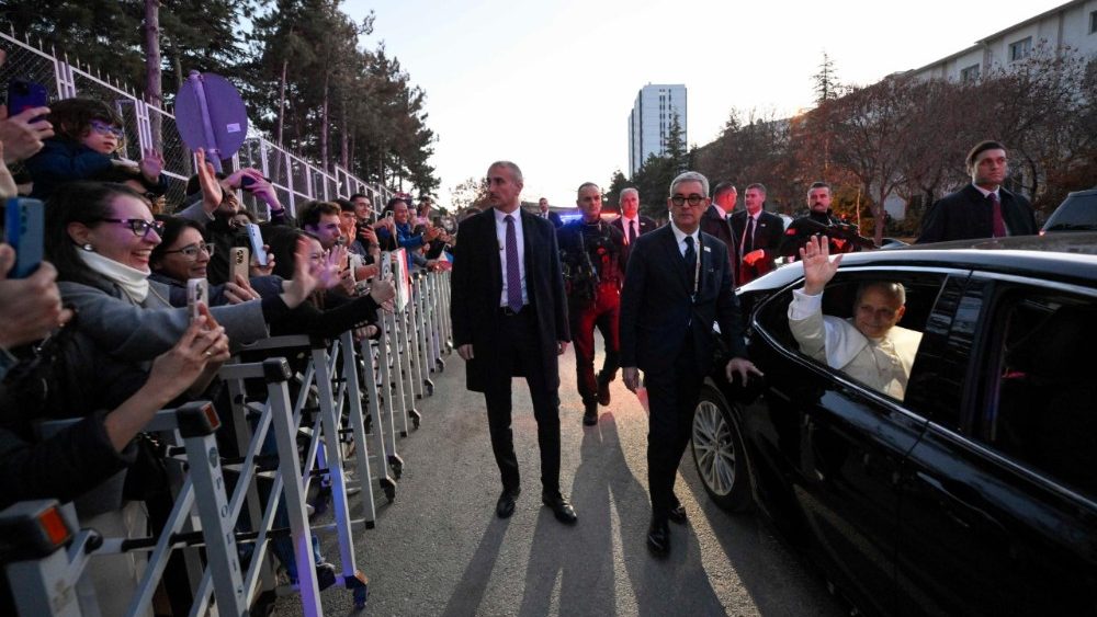Leon al XIV-lea salutând mulțimea la plecarea din Ankara