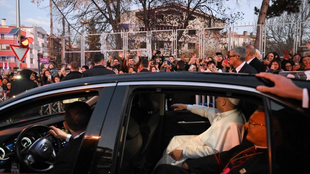 El Papa saluda a los fieles en Ankara, Turquía