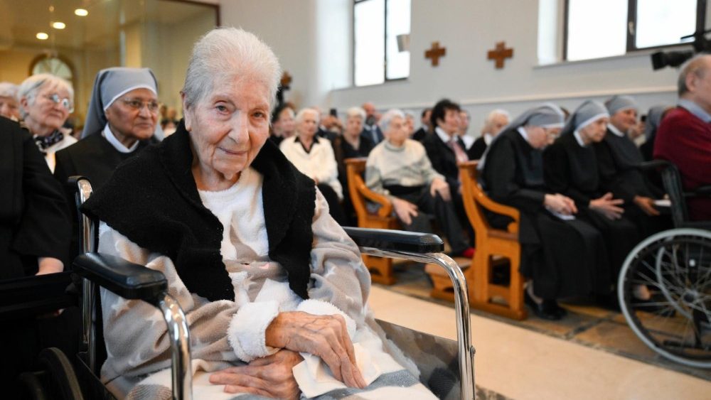 Papa Leon al XIV-lea la Căminul pentru persoane vârstnice, din Istanbul, gestionat de Micile Surori ale Săracilor (28 noiembrie 2025)