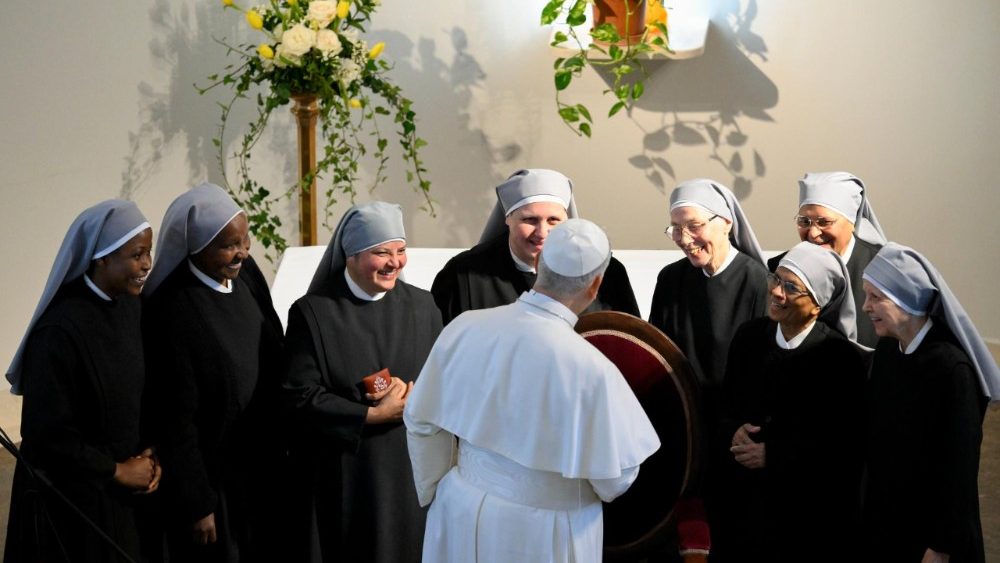 Papa Leon al XIV-lea la Căminul pentru persoane vârstnice, din Istanbul, gestionat de Micile Surori ale Săracilor (28 noiembrie 2025)