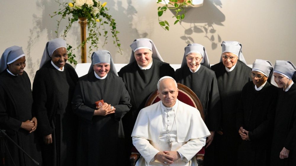 Papa Leon al XIV-lea la Căminul pentru persoane vârstnice, din Istanbul, gestionat de Micile Surori ale Săracilor (28 noiembrie 2025)