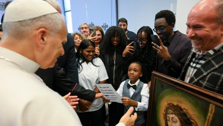 2025.11.28  Papa Leo akiwa Lebanono alitembea kituo cha makaribisho ya wazee  na wenye mahitaji.