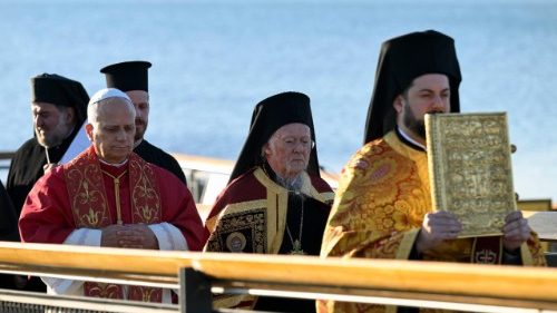 O Papa e o patriarca ecumênico de Constantinopla, Bartolomeu, no encontro ecumênico em Iznik (Vatican Media)