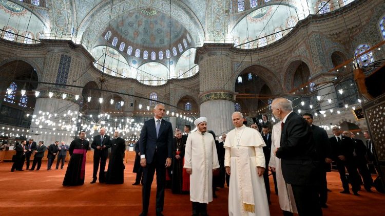Leon XIV w meczecie Sułtana Ahmeda w Stambule