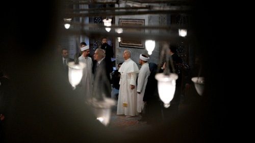 Leone XIV nella “Moschea blu” di Istanbul, visita in spirito di raccoglimento e ascolto