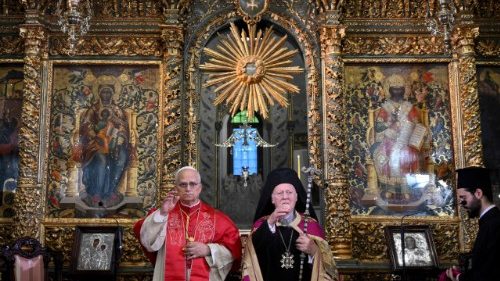 Papežev pozdrav med doksologijo v patriarhalni cerkvi sv. Jurija v Istanbulu