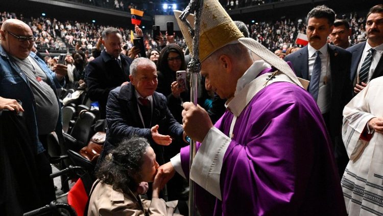 Papa Leo akimsalimia mzee