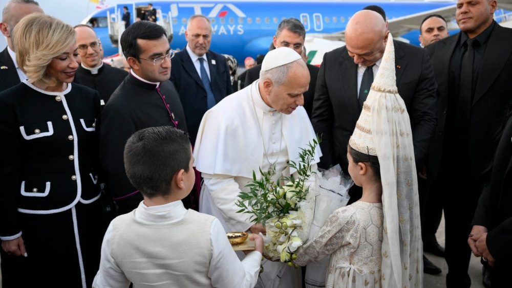 Dos niños con trajes tradicionales ofrecieron al Pontífice flores, pan y agua.