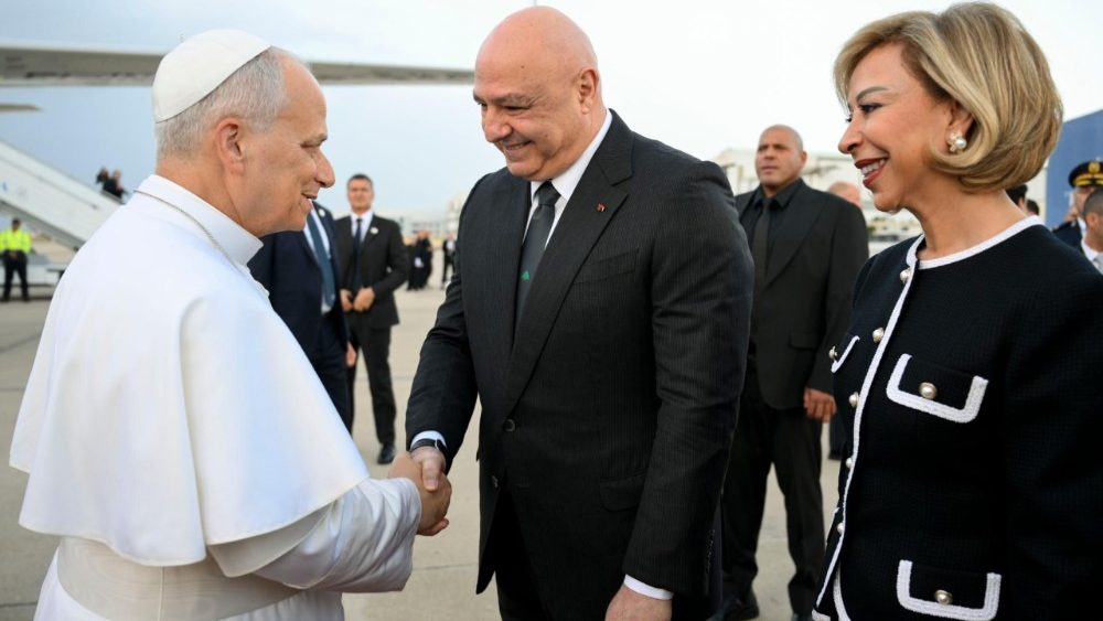 El presidente libanés Joseph Aoun y consorte reciben al Papa León en el Aeropuerto de Beirut-Hariri