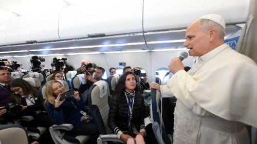 Leão XIV responde às perguntas dos jornalistas no voo de Istambul para Beirute