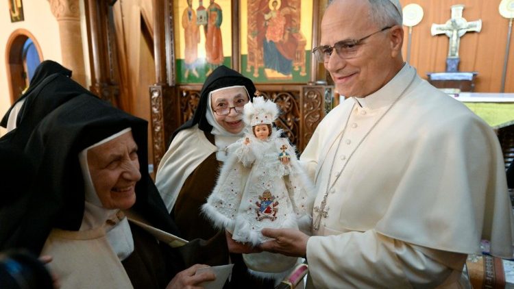 Papež se soškou Pražského Jezulátka