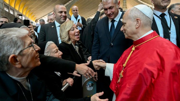 Leone XIV saluta i partecipanti all'icontro con la Chiesa libanese nel Santuario di Harissa