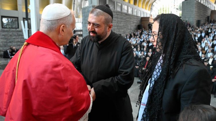 Le prêtre maronite Youhanna-Fouad Fahed et son épouse, saluant Léon XIV au sanctuaire Notre-Dame de Harissa, le 1er décembre. 