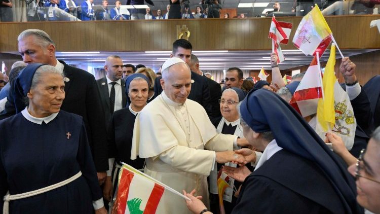 O Papa saudando as religiosas da congregação das Irmãs Franciscanas da Cruz