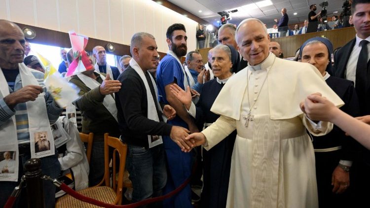 Leão XIV saudando os pacientes do Hospital de la Croix