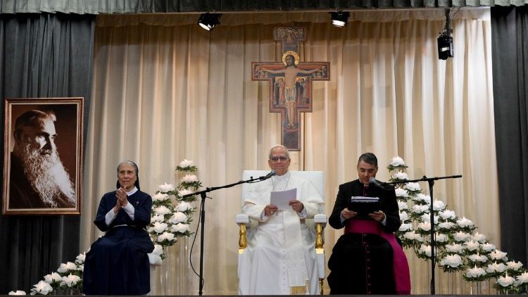 जल एड डिब में ला क्रोइक्स अस्पताल के हॉल के मंच में संत पापा लियो 14वें