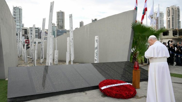 Léon XIV devant la stèle en hommage aux victimes de l'explosion du 4 août 2020. 