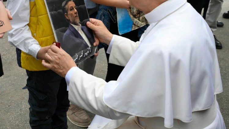 Papa u razgovoru s jednim dječakom 