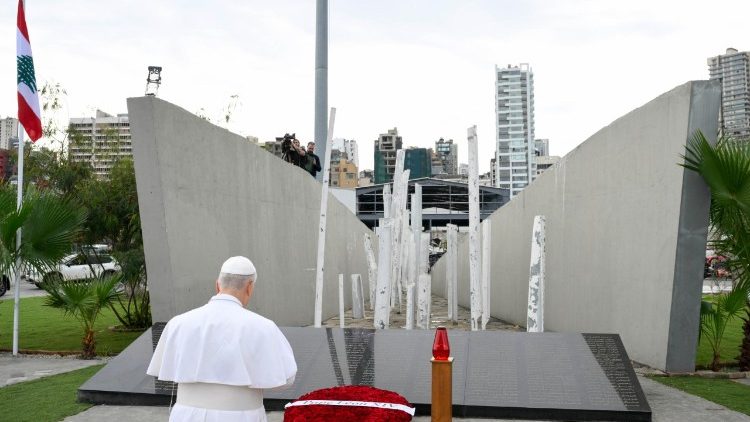 Papa Lav XIV. u tihoj molitvi pred spomenikom s imenima žrtava 