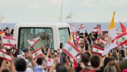 Il Papa tra i fedeli al Beirut Waterfront