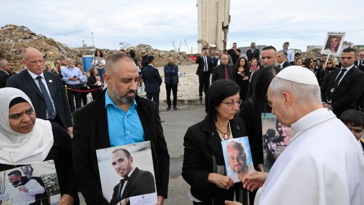 Wafiwa wakiwa na picha za ndugu zao