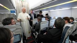 Popiežius kalbasi su žurnalistais lėktuve