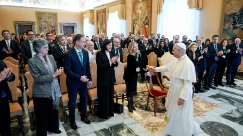 Papież: AI już wpływa na młodych, potrzeba pilnych działań