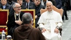 Papa Leon al XIV-lea în Aula Paul al VI-lea din Vatican, la prima predică din Advent ținută de predicatorul Casei Pontificale, preotul Roberto Pasolini (5 decembrie 2025)