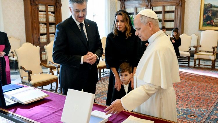 El intercambio de regalos entre el Papa y el presidente del Gobierno de Croacia. (@VATICAN MEDIA)