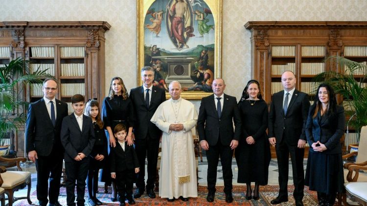 El Papa y la delegación croata   (@VATICAN MEDIA)
