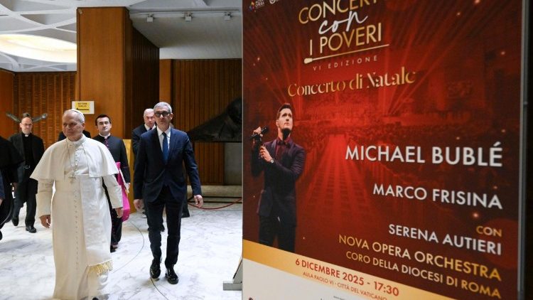 Papež přich&aacute;z&iacute; do auly Pavla VI. na předv&aacute;nočn&iacute; "Koncert s chud&yacute;mi"