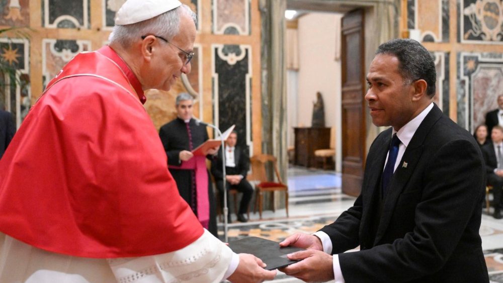 Леў XIV падчас цырымоніі ўручэння даверчых грамат новымі пасламі