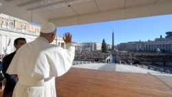 Papst Leo bei der Sonderaudienz auf dem Petersplatz