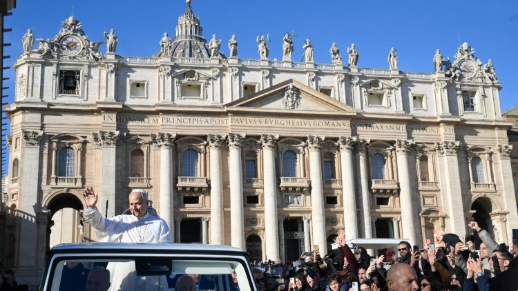 Papież na początku przypomniał, że niedawno rozpoczęty adwent uczy nas zwracania uwagę na znaki czasu