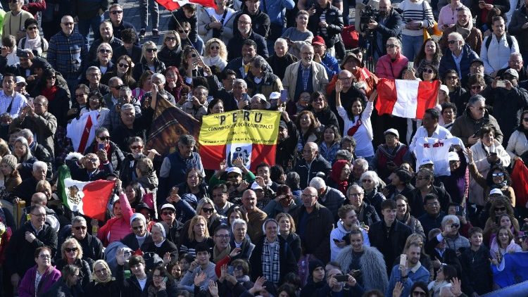 Fedeli in piazza San Pietro per l'Angelus