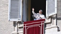 Leo XIV podczas modlitwy Anioł Pański